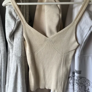 Beige topp - Beige/vitt stickat linne från Gina i storlek XS men passar S också. Fint skick och går att ha till allt😄