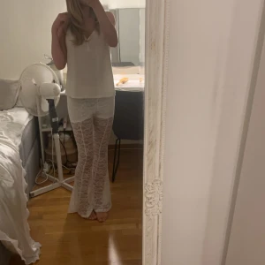 As snygga spetsbyxor  - Fick dessa tsm me de svarta (kolla annonsen innan) säljer då de inte var min stil🤍 hon jag fick de av hade använt de men dom är i jätte bra skick därför gav hon dom till mig och nu säljer jag vidare!🤍 hör av er vid intresse❤️