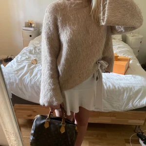Krämvit kjol - Krämvit kjol ifrån zara som man knyter i midjan, jätte fin!!!💕som ny 