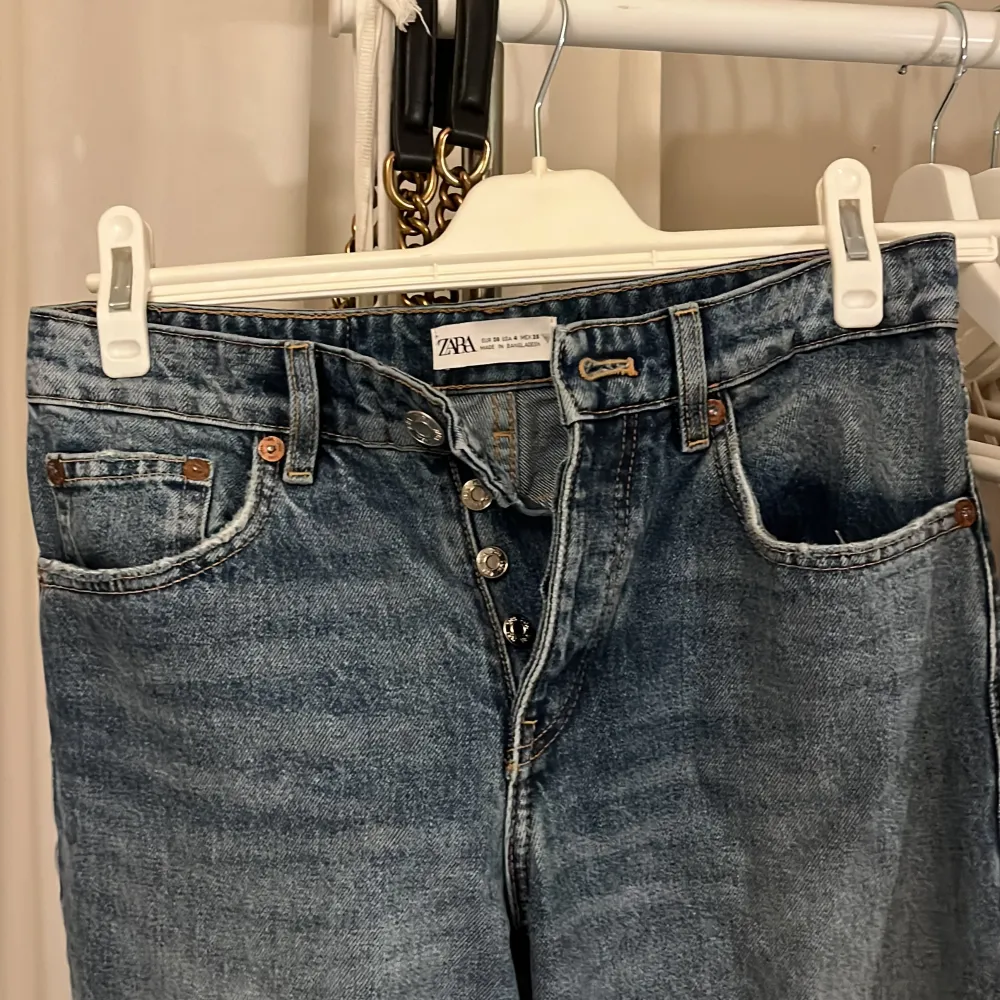 Säljer dessa super fina zara mid waist straight jeans då det är alldeles för stora för mig! Fint skick. Skriv för fler bilder❤️🙌🏻. Jeans & Byxor.