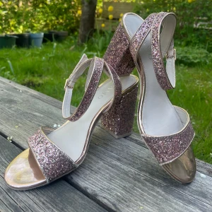 Festklackar - Festliga klackar med rosé glitter i size 36/36,5. 