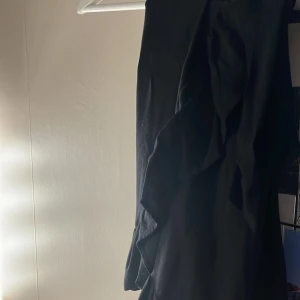 Svart volangkjol  - Säljer min svarta halvlånga volangkjol i nästan helt oanvänt skick! Säljes pga ingen användning 💞 