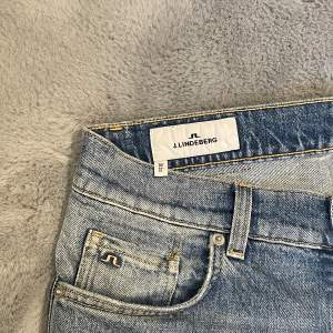 Säljer ett par J.Lindberg jeans i bra skick, lite slitage vid fickorna och även lite längst ner på jeansen. Annars är dem i fint skick och snygg färg 😍Hör av dig vid frågor 🤝