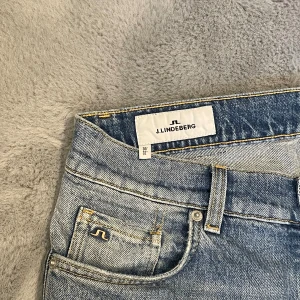 J.Lindberg jeans - Säljer ett par J.Lindberg jeans i bra skick, lite slitage vid fickorna och även lite längst ner på jeansen. Annars är dem i fint skick och snygg färg 😍Hör av dig vid frågor 🤝