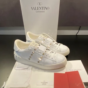 Valentino Skor - Hej! Säljer nu mina skor storlek 39,5 från märket Valentino , relativt bra skick, tveka inte på att höra av dig om du har frågor eller funderingar kring skorna! 