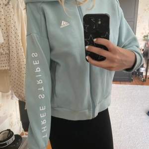 Adidas blå hoodie med dragkedja 