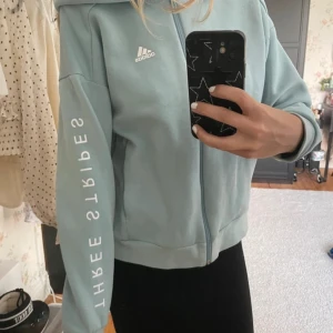 Adidas hoodie - Adidas blå hoodie med dragkedja 