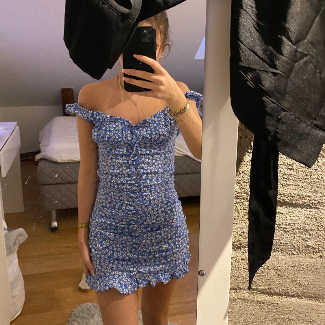 Blå blommig klänning 