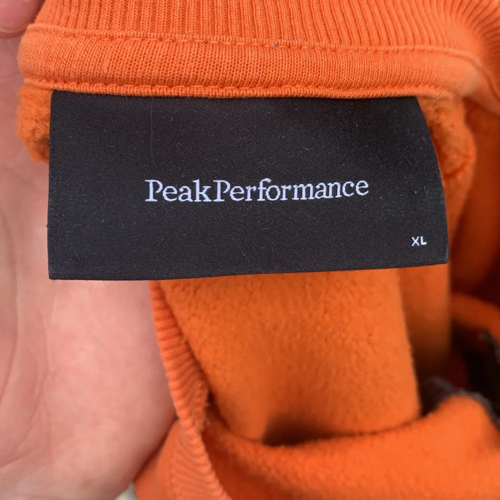 Säljer denna Peak Performance Sweatshirt då jag inte känner att den inte är min stil längre, fint skick och fin färg speciellt nu till sommaren. Hoodies.