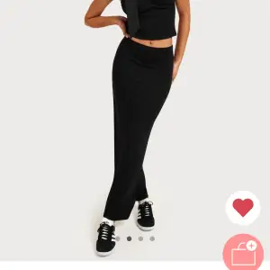 Säljer denna svarta kjol från Nelly i storlek xs. Helt ny och använd fåtal gånger 
