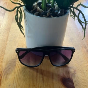 Identiska solglasögon - Ray Ban Boyfriend  - De här glasögonen är identiska med Ray Ban Boyfriend! De ligger på ett lågt pris nu och kommer förmodligen höjas lite senare så passa på nu och köp dom här fina solglasögonen inför sommarn. Har 3st kvar! Fler kommer komma in och då höjs ksk priset! 