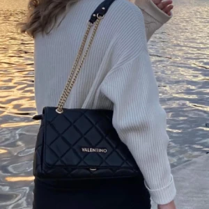 Valentino väska - Valentino väska i ett mycket bra skick! Ny pris 1545kr! Lägger upp igen!