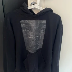 Hoodie - Nu säljer jag min favorit hoodie för att den börjar bli för liten. Den är rätt så gammal vet inte ifall man kan köpa den längre.