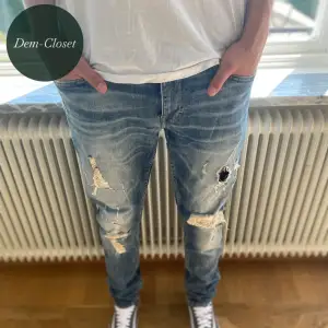 Säljer nu ett par ripped jeans från tiger of Sweden. Killen på bilden är 180cm och väger upp mot 70kg | storlek är W31 L32 skriv vid frågor och funderingar.