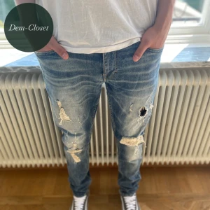 Tiger of Sweden ripped jeans - Säljer nu ett par ripped jeans från tiger of Sweden | Killen på bilden är 180cm och väger upp mot 70kg | storlek är W31 L32 skriv vid frågor och funderingar.