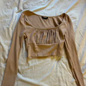 En fin tröja från shein, säljes på grund av att den inte kommer till användning💛