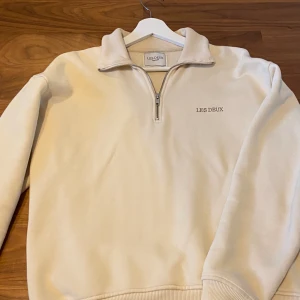 Hoodie - Bra skick 9/10💥. Köptes för 1 400:- men använder inte längre därav säljer jag. Fler frågor kom pm 