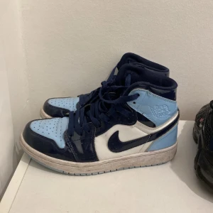 Jordan 1s - Hej! Säljer mina skor då dem är för små har inte använt dem så mkt, priset går att diskuteras ☺️