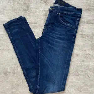 Fett lejdback slim jeans från tiger of Sweden!🤑Om du köper dessa så kommer benätsen vara på dicken på en sekund!😊Pris kan även diskuteras vid snabb affär!🍾🥂🍻