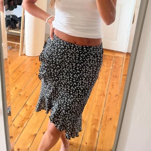 Kjol - Kjol från Gina Young passar mig som är 160/XS eller någon kortare beroende på hur lång man vill att den ska vara🤍aldrig använd!