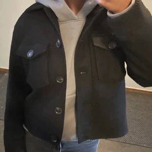 Vero Moda kappa  - Superfint svart kort kappa från veromoda säljer den då den kommer inte till användning längre skriv vid funderingar 