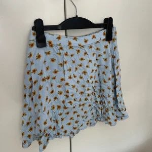 Blå kjol från monki - Säljer denna kjol från monki. Stlrk XS, men passar S också. Skönt tyg. Lite skrynklig på bild, men det går bort. 