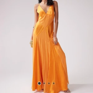 Maxiklänning - En jätte fin långklänning som passar perfekt till bal eller andra festligheter. Slutsåld på asos hemsida och helt oanvänd med lapparna kvar! Nypris 1179kr