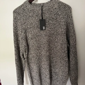 Lager 157 stickad tröja - Säljer en helt oanvänd tröja ifrån lager 157 då det inte var min smak. Ny pris 150kr, strolek Medium. Lägg prisförslag om det ej passar mitt