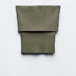 Grön tub topp  - Säljer en grön ribbad tub topp från zara. Aldrig använd, hör av dig vid intresse!🩷🩷