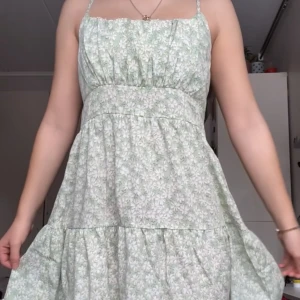 Klänning  - Inte min stil längre och aldrig använt. Bilder tagna ur en video kan skicka fler