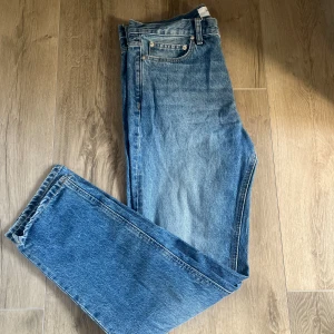 Les Deux jeans - W32, lite för långa för mig som är 177 så skulle säga att de passar runt 180-188. Använt fåtal gånger. Nypris ca 1200kr. Mitt pris 249kr. 