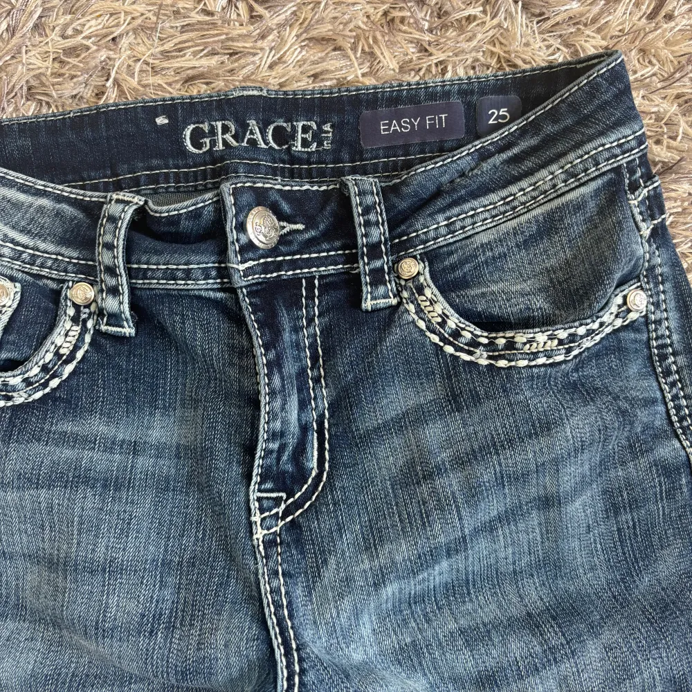 Säljer mina jättefina miss me liknande jeans, lågmidjade och bootcut modell 😻 Midjemått rakt över:32 cm innerbenslängd:84 cm  De är stretchiga så passar xs-m skulle jag säga . Jeans & Byxor.