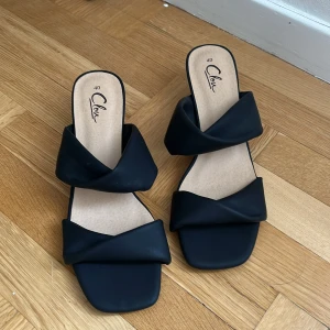 Klackar  - Har dem här super eleganta låga klackarna som tyvär inte kommit till nån användning för att dem är för små för mig! 🥰 dem är från dinsko. Och storlek 40 men skulle säga att de passar 39 också! 