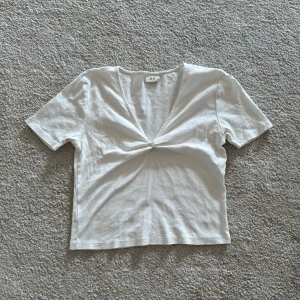 Vit topp - Jättesöt vit topp som går ihop lite fram. Säljer då den inte kommer till användning💕