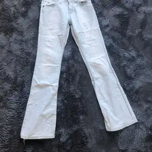Säljer dessa Lee jeans, som ej finns kvar längre 💕 Lågmidjade bootcut, storlek 26/33🫶🏼