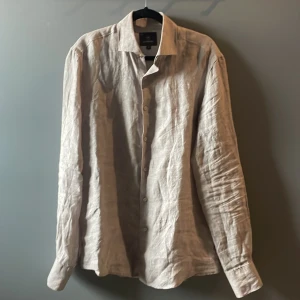Linen skjorta - Säljer nu min skjorta från Less worries i strlk S den är använd ett fåtal gånger och säljer den eftersom den inte kommer till användning. Nypris 899kr Mittpris 500.