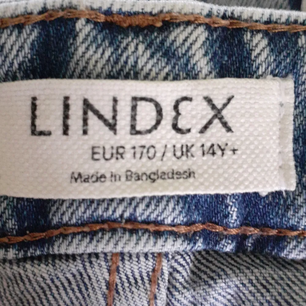 Ett par snygga jeans, lite baggy mrnd tajt fitt i midjan. Inga flächar eller hål, säljer på grund av att det inte riktig är min stil längre. . Jeans & Byxor.