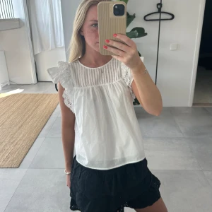 Vit blus - Säljer denna skitsnygga blusen från & other stories som är som ny