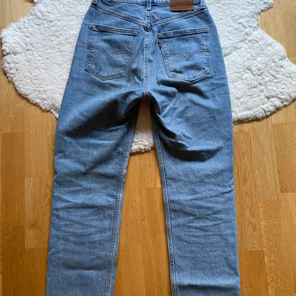En snygg jeans byxa i bra skick, använd fåtal gånger. Storlek 34/36. Byxan är ifrån levi’s.. Jeans & Byxor.