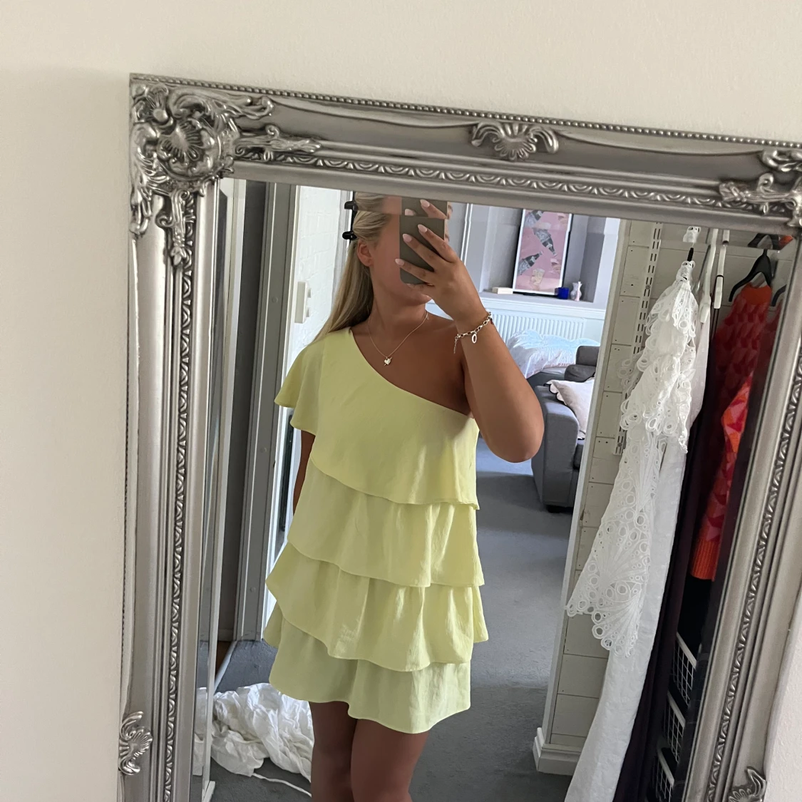 Gul volangklänning - 90