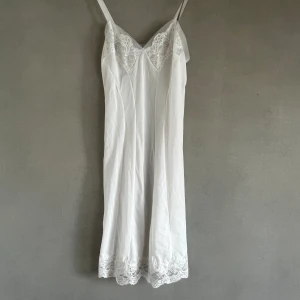Vintage Vit slip dress med spets  - Vintage Vit slip dress med spets från 90talet  Som ny, knappt använd  Inga spår av användning  Storlek M/S Den är vintage så den har inget märke 
