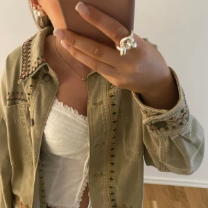 skitsnygggg jeansjacka!!💓 - jag säljer min absoluta favorit jeansjacka genom åren, men säljer nu då jag inte annvänder längre💗 verkligen urrrsnyggg!! Och är ifrån zara, storlek S. köpte för 400 och säljer för 350, men pris kan diskuteras!!!🤭💓