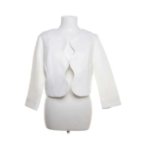 Vit bolero - Superfin och somrig bolero i strl L men sitter som en M💗Köpt på sellpy men aldrig kommit till användning så skicket är som ny