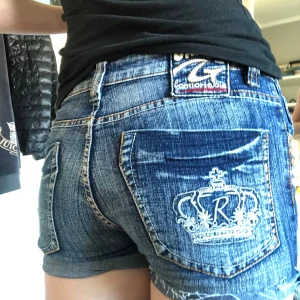 Lågmidjade shorts  - Jättesnygga lågmidjade jeans med detaljer. Säljer då de är för små för mig. Inga defekter förutan att några stenar har lossnat p fickorna med detaljer men de är inget jag tkr märks. Storleken står inte men skulle tro ksk xs-s. Midjemåttet är ca 35cm❤️