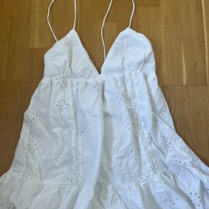 Vit klänning ifrån zara🤍 - Säljer den slutsålda vita klänningen ifrån zara!  Använt 1 gång🤍🤍🤍