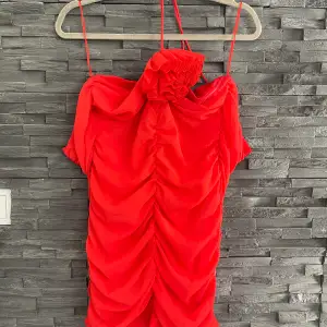 Säljer denna superfina röda klänningen från Nelly. Använd en gång utomlands så den är i jättefint skick. 