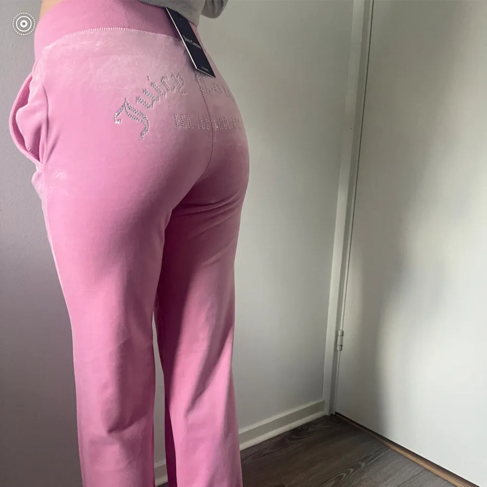 Superfina rosa juicybyxor med prislapp och helt oanvända! 🌸Säljer åt min vän så använd inte köp nu! . Jeans & Byxor.