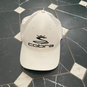 Keps  - En snygg och skön golfkeps från Cobra.  Kan skicka fler bilder vid intresse🤩