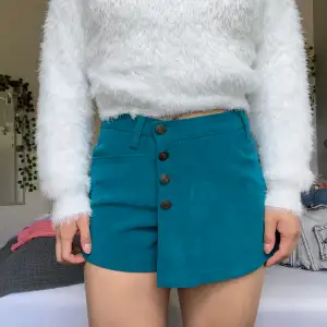 En unik kjol med inbyggda shorts!! Otroligt sköna på!!