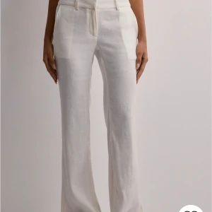 Linnebyxor nelly - Säljer dessa linnebyxor från Nelly, superfina byxor som jag köpte här på Plick. Bra skick❤️ jag är 173 och de passar mig bra i längden❤️ordinarie pris 500kr men jag köpte de för 350kr
